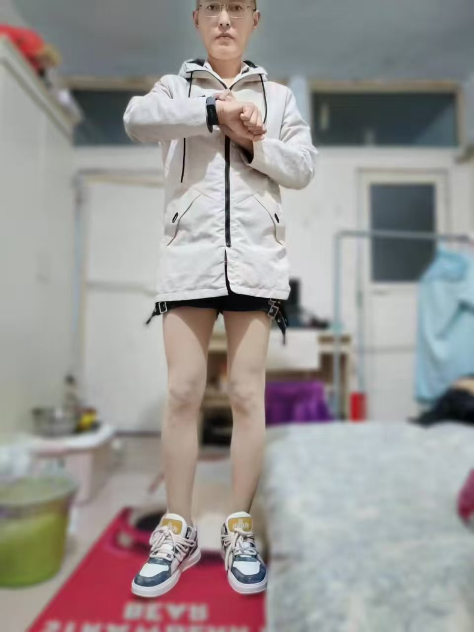 男生穿丝袜-风衣搭配黑色短裤肉色超薄丝袜2